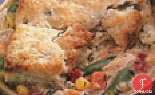딜된 비스킷 토 핑과 닭고기와 야채 냄비 파이