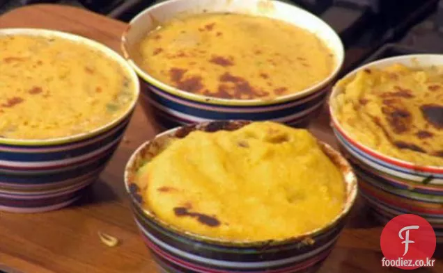 타라곤 크림 치킨과 폴렌타 냄비 파이