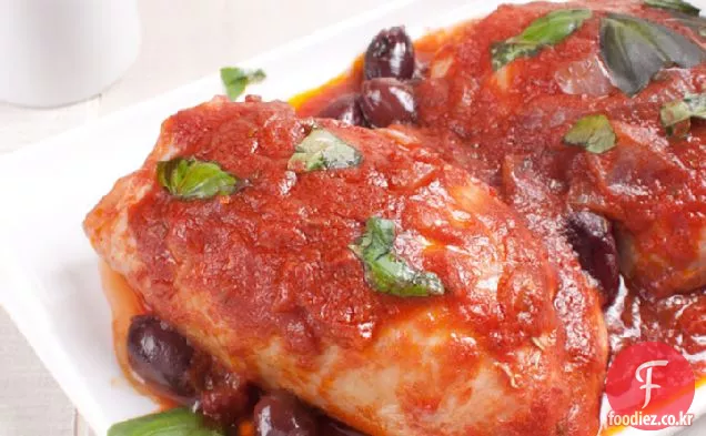 토마토,올리브,흰 콩을 곁들인 지중해 치킨