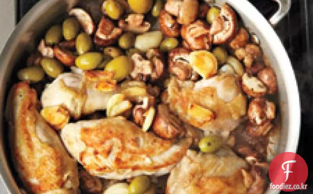 올리브와 버섯을 곁들인 마늘 찐 닭고기