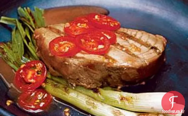 구운 파와 토마토를 곁들인 참치 스테이크