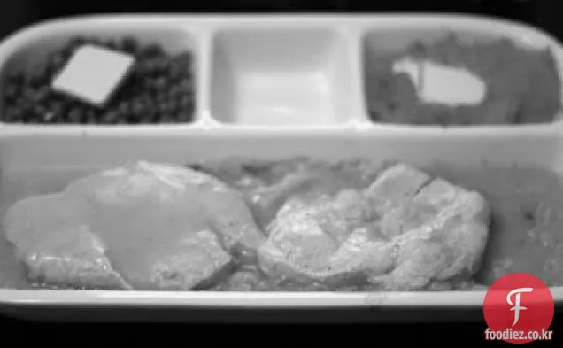 집에서 만드는 텔레비젼 저녁식사:콘브레드 드레싱,완두&사탕을 가진 터키