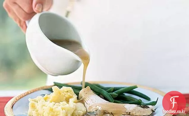 파르 메산 치즈-세이지 그레이비를 곁들인 세이지 로스트 칠면조