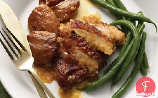 사과 찐 칠면조 허벅지