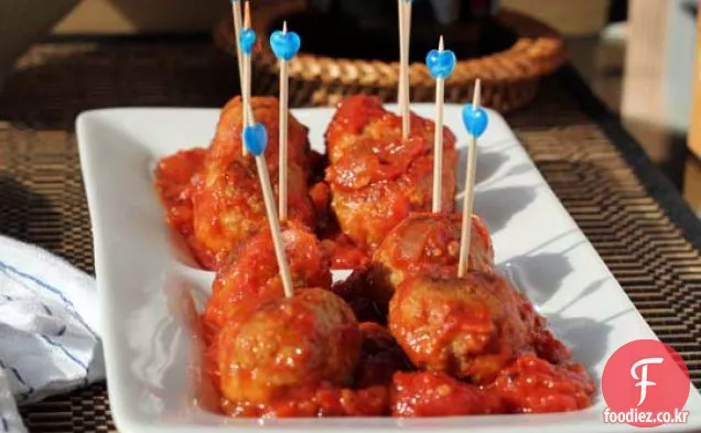 수제 토마토 소스를 곁들인 터키 페스토 미트볼