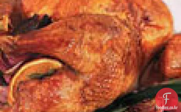 오렌지,베이 잎,붉은 양파,팬 그레이비로 칠면조 구이