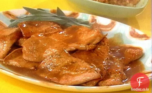 옥수수,샐비어 및 퀴 토 햄과 함께 칠면조 커틀릿