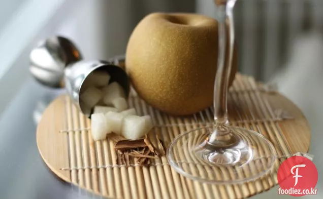 배와 계피 매운 마티니