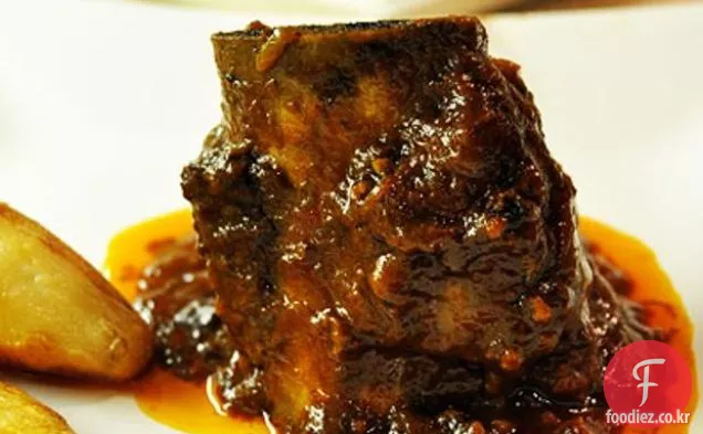 따뜻한 향신료로 찐 짧은 갈비뼈