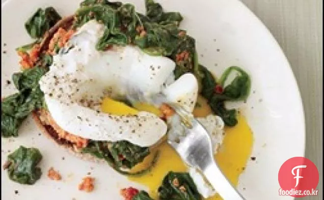 햇볕에 말린 토마토 페스토를 곁들인 계란 피렌체