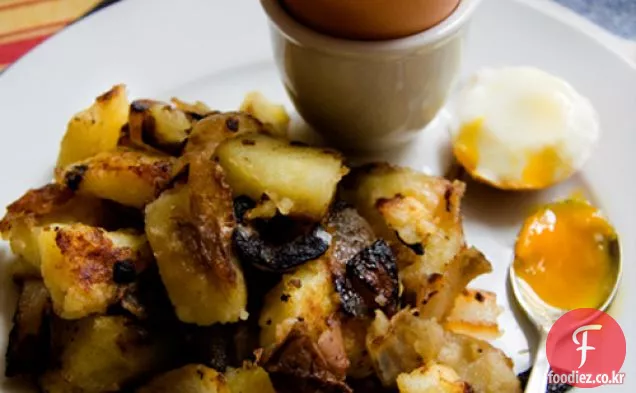 홈 감자 튀김과 부드러운 삶은 계란