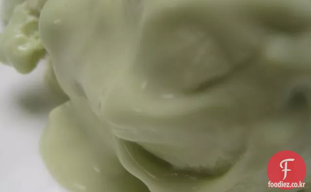 꿀과 바닐라를 곁들인 아보카도 냉동 요구르트