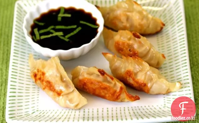 주조한 간장을 가진 건강한 닭 남비 스티커