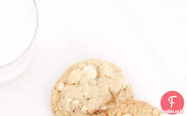 제 1 회 연례 훌륭한 음식 블로거 쿠키 스왑을위한 화이트 초콜릿과 마카다미아 너트 쿠키