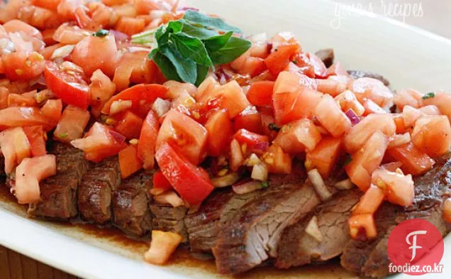 토마토,붉은 양파와 발사믹 구운된 측면 스테이크
