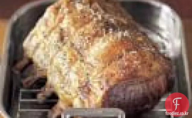 코냑 소스를 곁들인 스탠딩 립 로스트