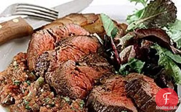구운 토마토 살사와 구운 쇠고기 안심
