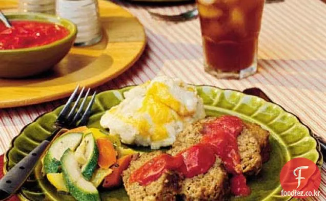 녹색 칠레-토마토 그레이비와 미트 로프