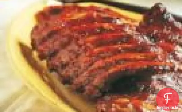 조지아 걸레 소스를 곁들인 히코리 훈제 갈비