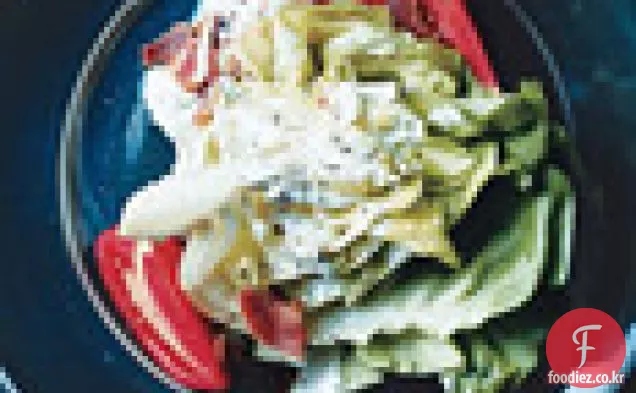 비프 스테이크 토마토,버터 헤드 양상추,블루 치즈 드레싱을 곁들인 베이컨