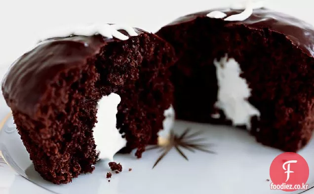크림 충전 초콜릿 컵 케이크