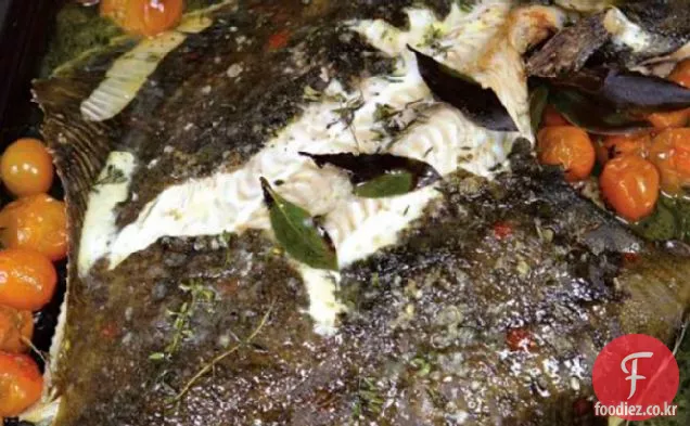 체리 토마토와 리버 코티지의 구운 전체 가자미
