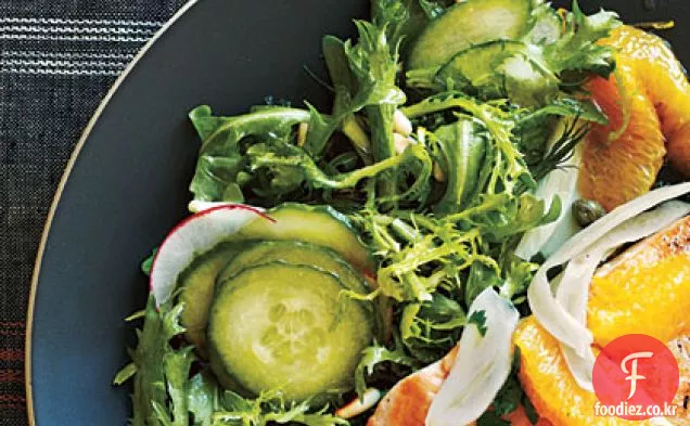 Frisée 와 즐기기 샐러드