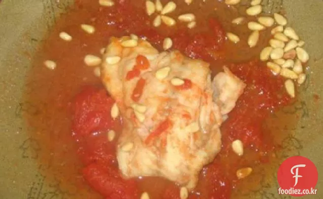 강한 풍미를 가지는 토마토 마늘 물고기