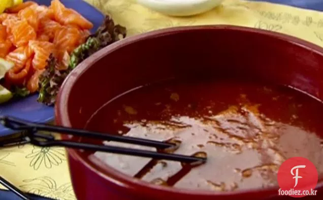 해산물 디퍼를 곁들인 짭짤한 토마토 샤브샤브