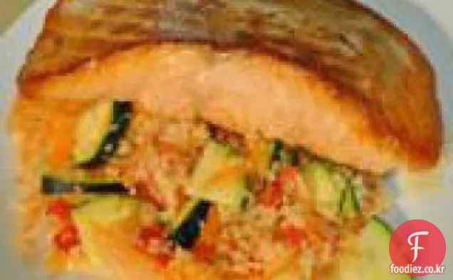 쿠스쿠스 야채 샐러드와 연어