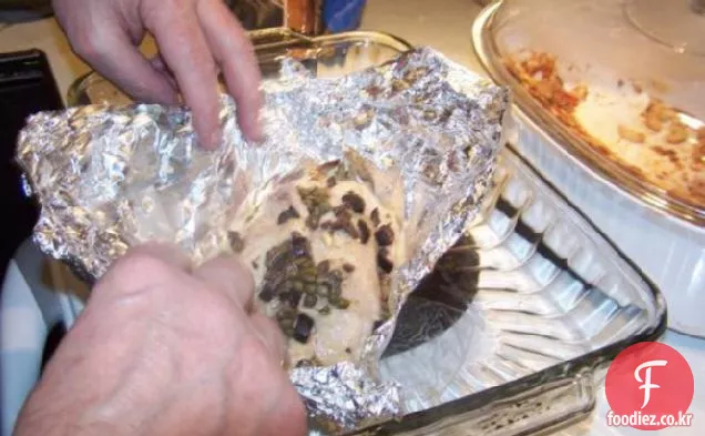 토마토,올리브 및 케이 퍼와 함께 패키지에 도미 필레