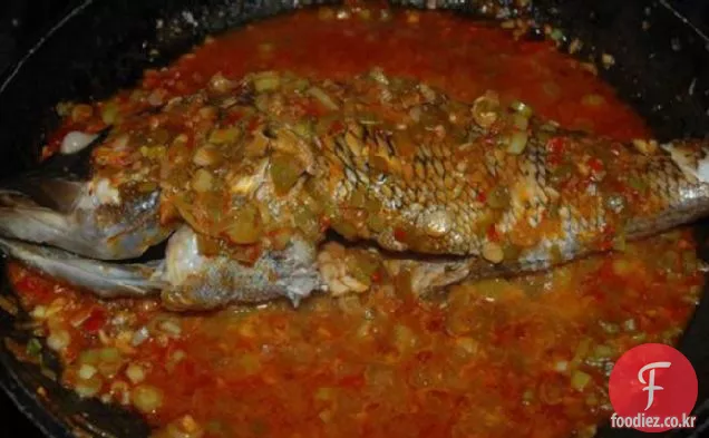 사천 매운 소스에 전체 도미