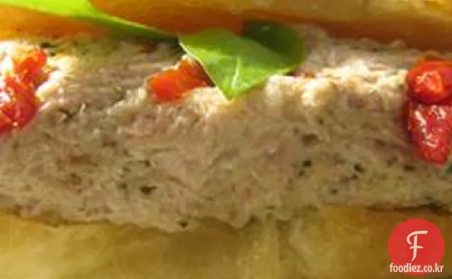 햇볕에 말린 토마토와 페스토 참치 샐러드