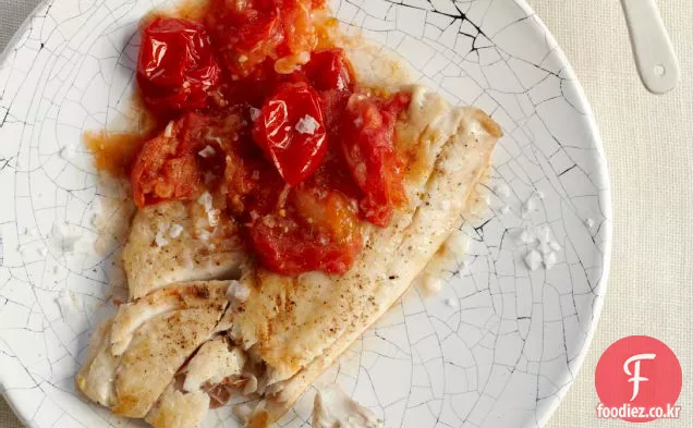 야생 스트라이프 농어와 토마토 퐁듀