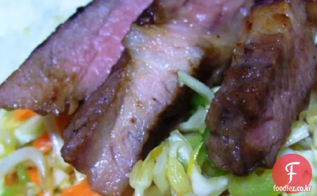 중국 양배추 샐러드와 숯불 시우 돼지 고기 커틀릿