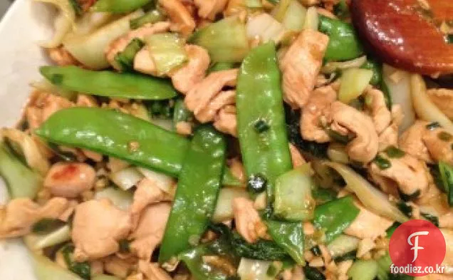바삭한 국수를 곁들인 중국 테이크 아웃 치킨 차우 마인