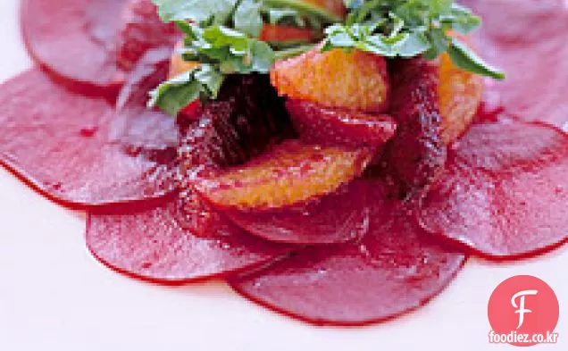 혈액 오렌지와 물냉이와 얇게 썬 사탕무