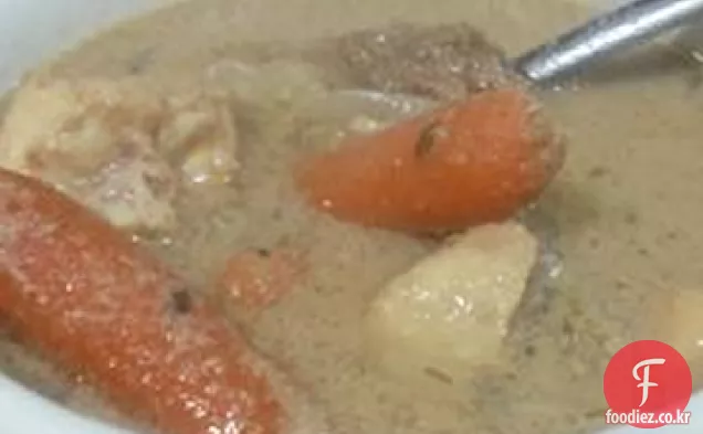 버섯과 셀러리 크림과 함께 사슴 수프