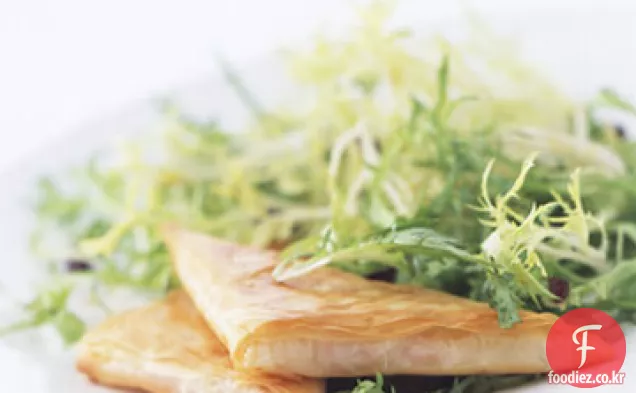 염소 치즈와 고추 요 삼각형 올리브 Frisée 샐러드