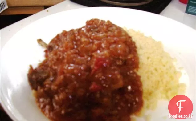토마토와 계피를 곁들인 향기로운 양고기 볶음