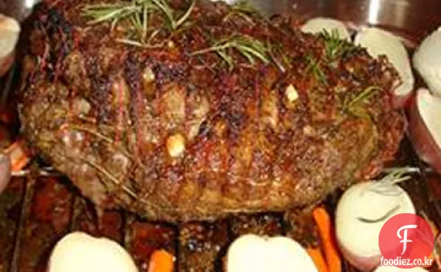 커민과 마늘을 곁들인 양고기 구이 및 천천히 구운 버터 플라이 다리