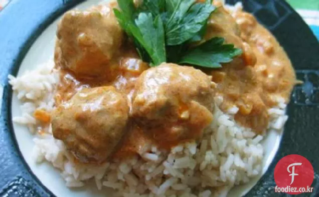 매운 토마토 크림 소스를 곁들인 양고기 미트볼